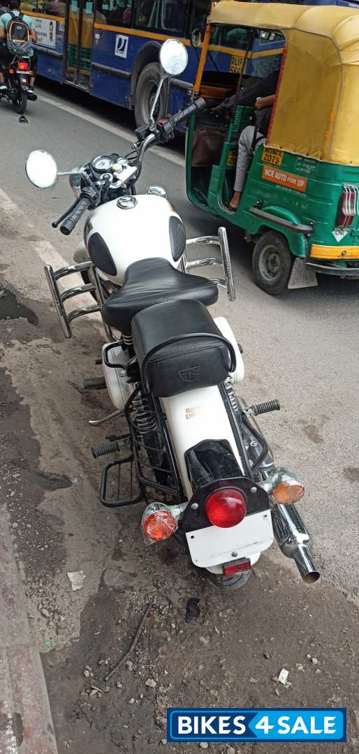 White Royal Enfield Classic 350