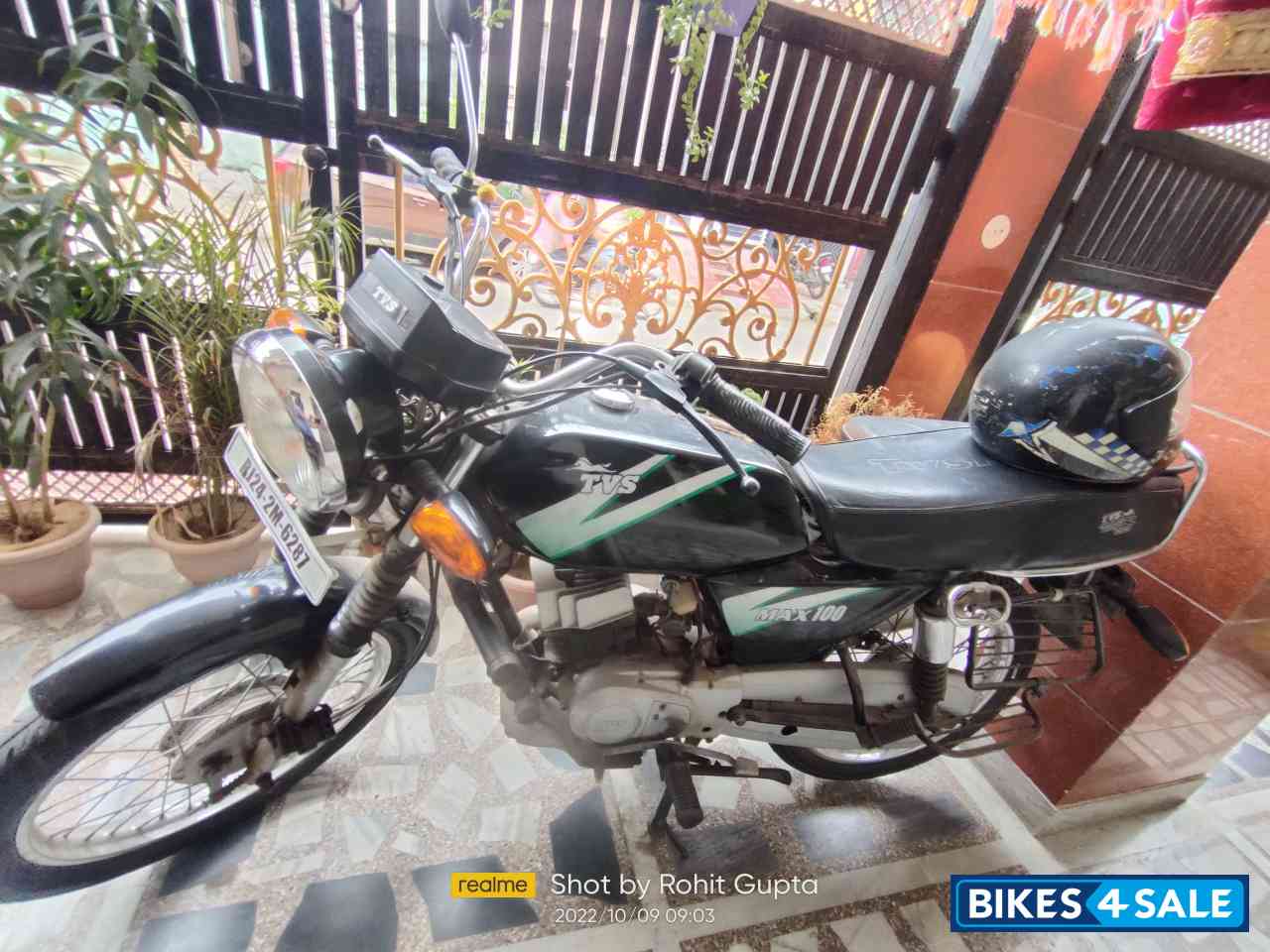Black TVS MAX 100
