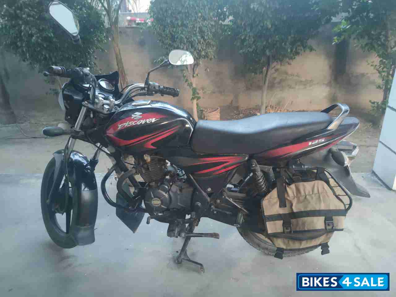 Black Red Bajaj Discover 125
