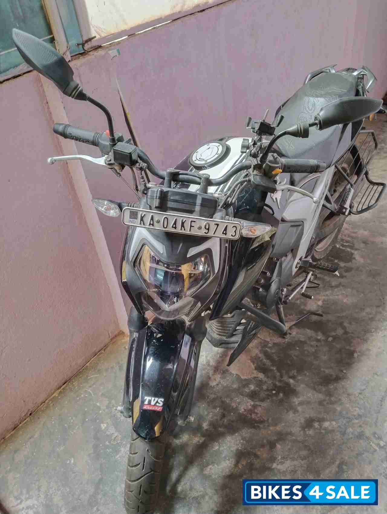 TVS Apache RTR 160 4V BS6