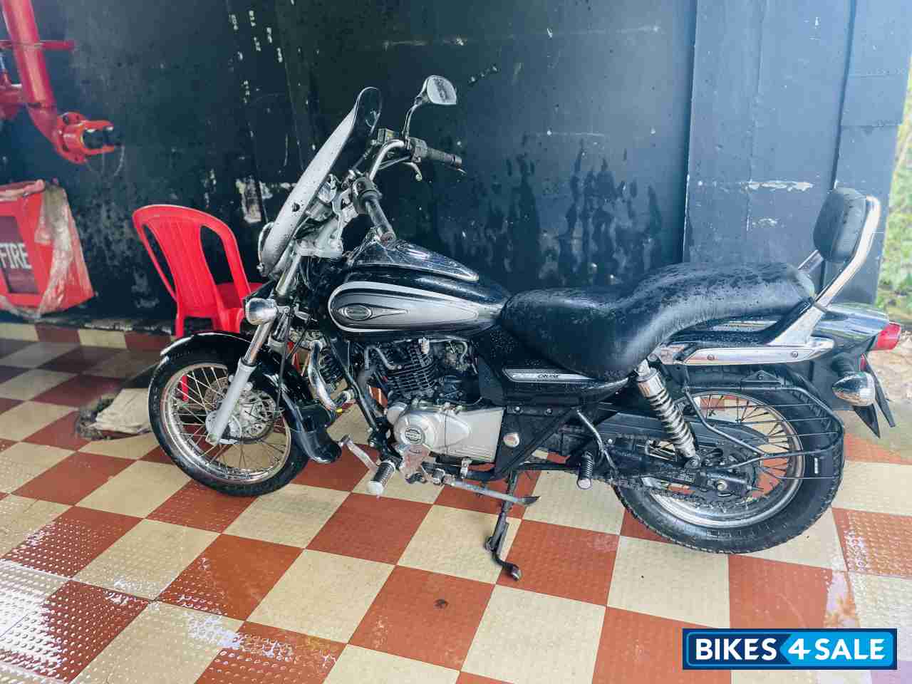 Black Bajaj Avenger Cruise 220