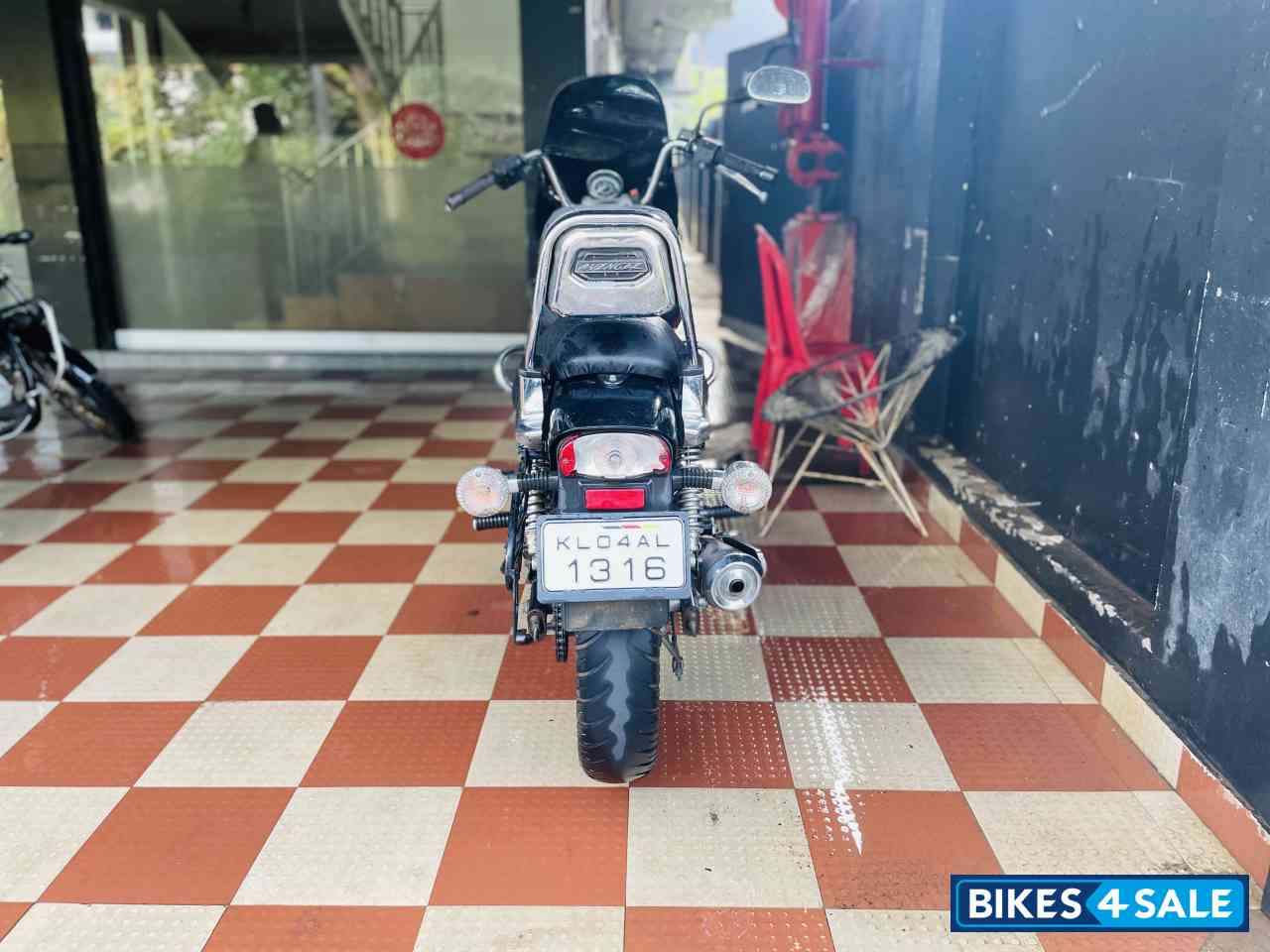 Black Bajaj Avenger Cruise 220