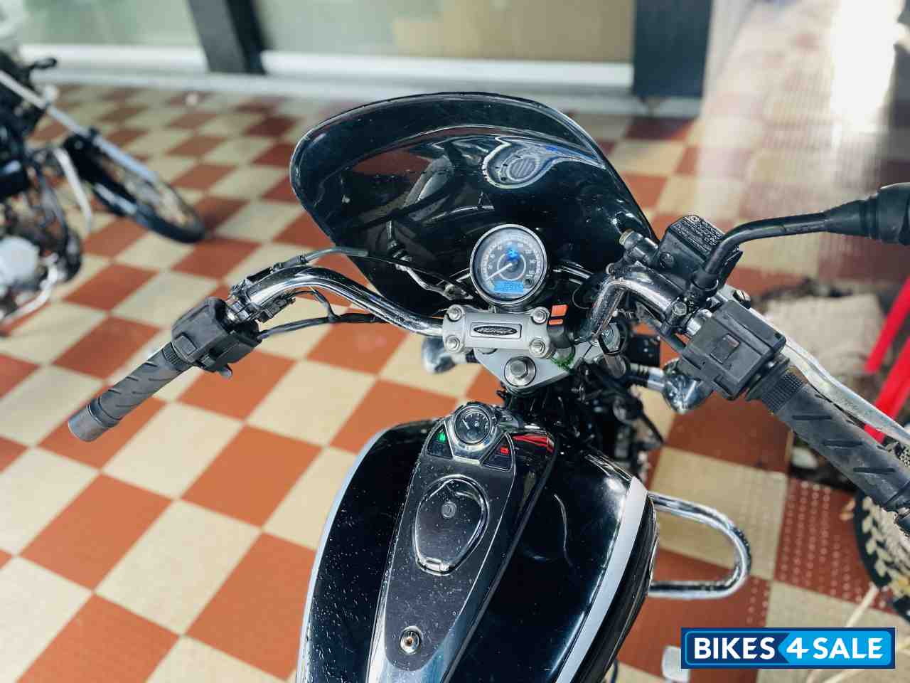 Black Bajaj Avenger Cruise 220