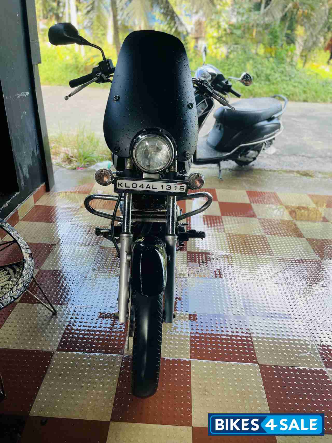 Black Bajaj Avenger Cruise 220