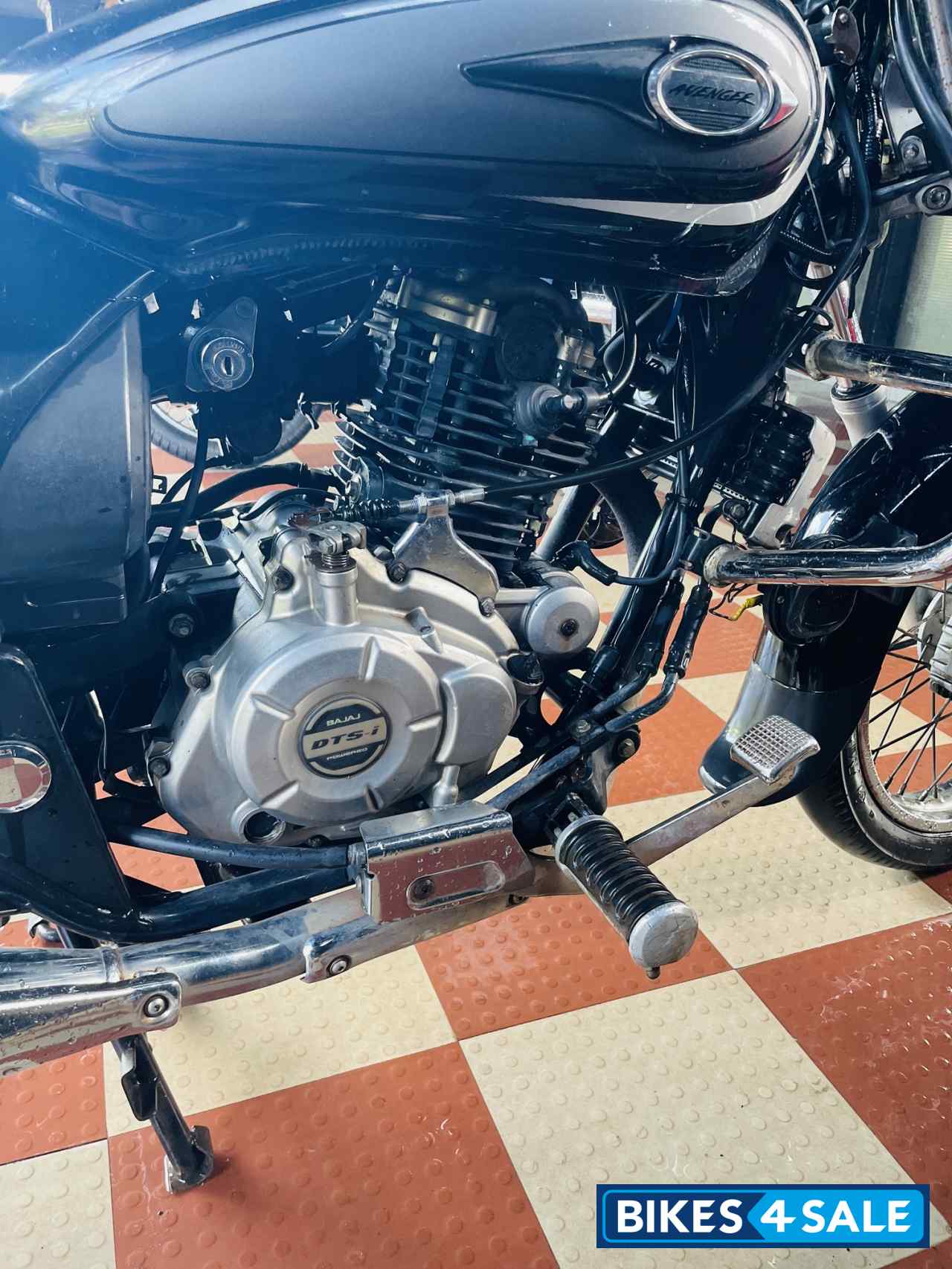 Black Bajaj Avenger Cruise 220