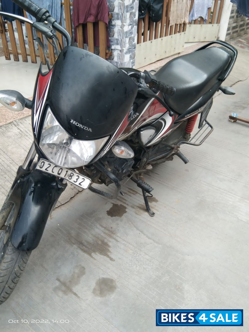 Black And Red Honda Dream Yuga