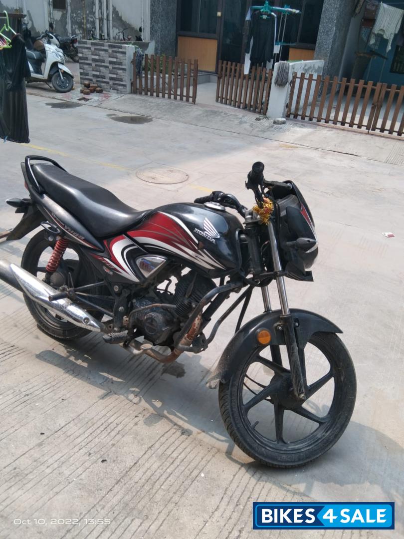 Black And Red Honda Dream Yuga