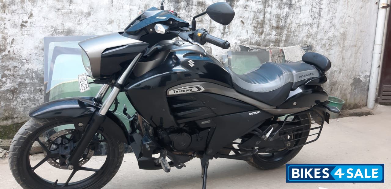 Black Suzuki Intruder 150 FI