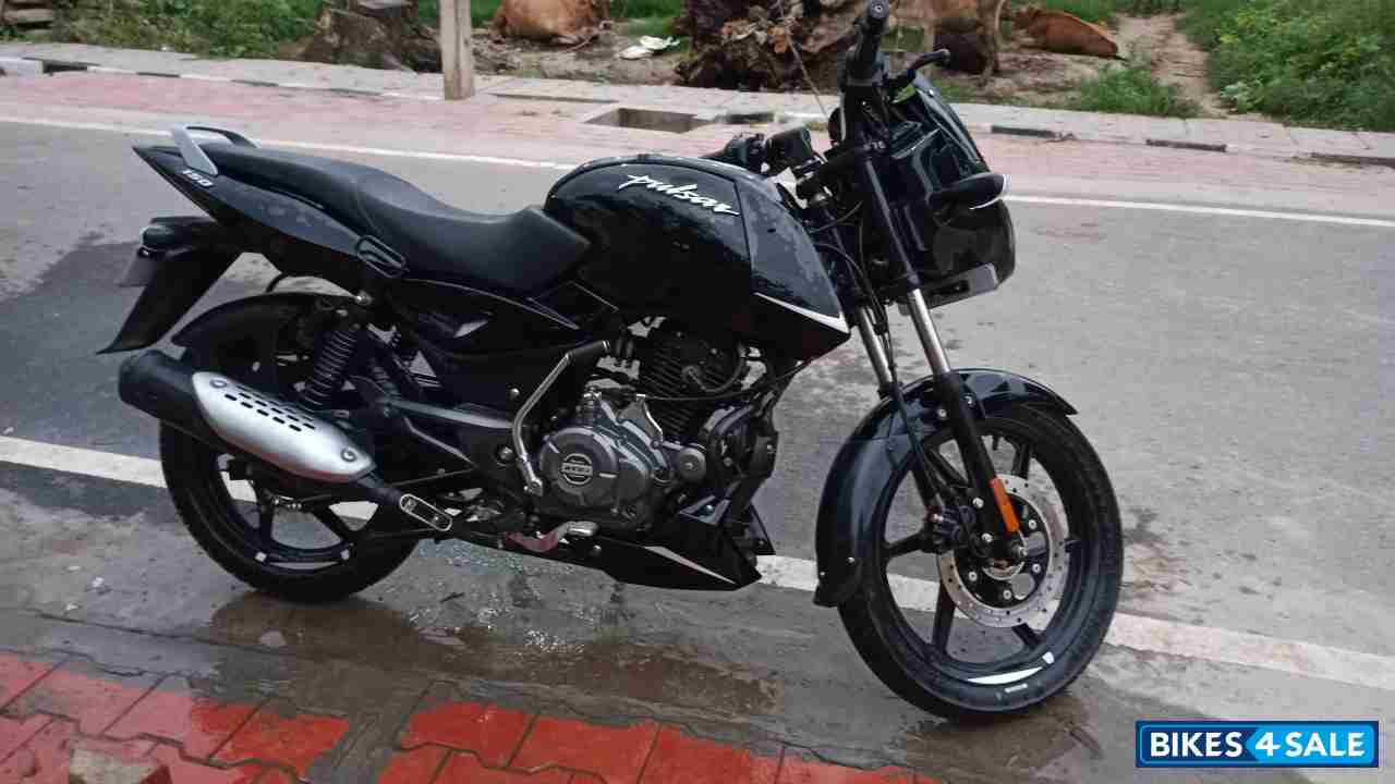 Black Bajaj Pulsar 150 Neon BS6