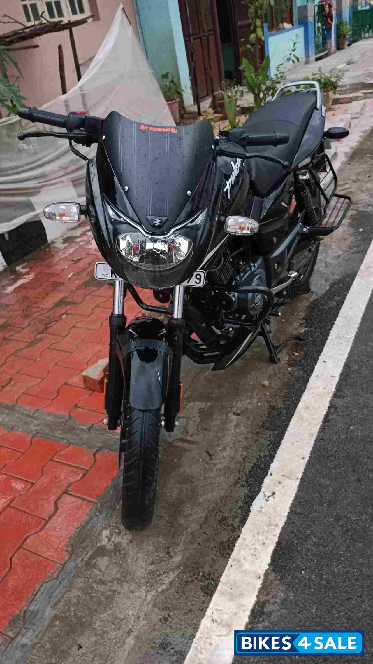 Black Bajaj Pulsar 150 Neon BS6