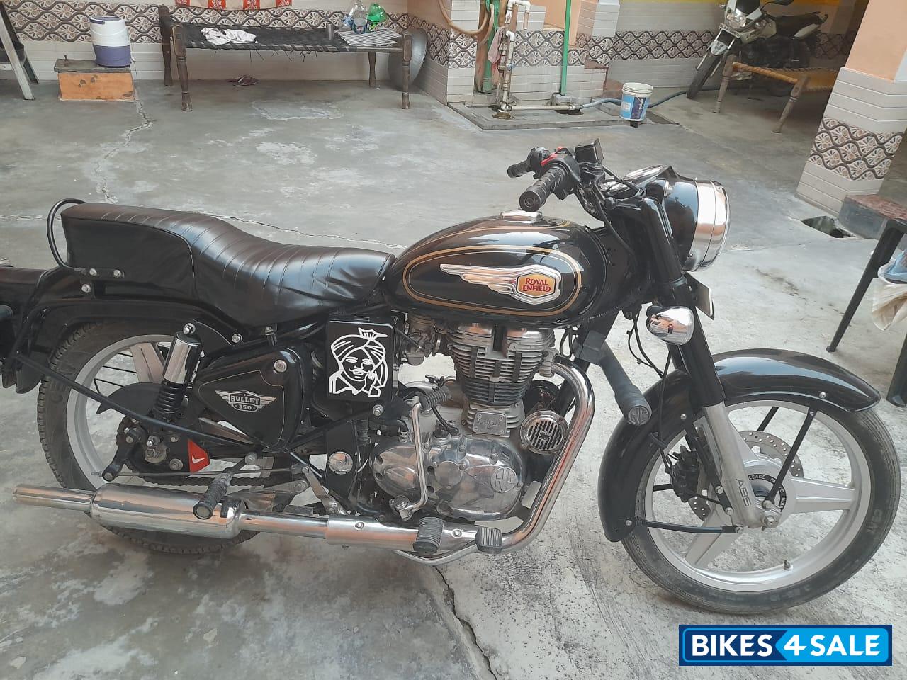 Black Royal Enfield Bullet Standard 350