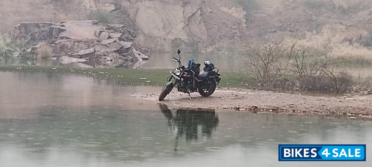 Black Bajaj Avenger 220 DTS-i