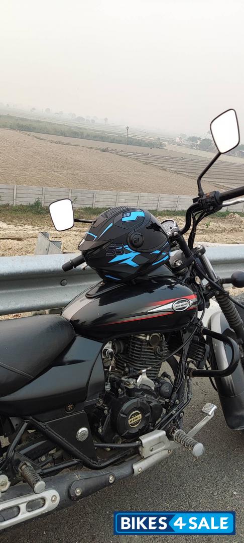 Black Bajaj Avenger 220 DTS-i