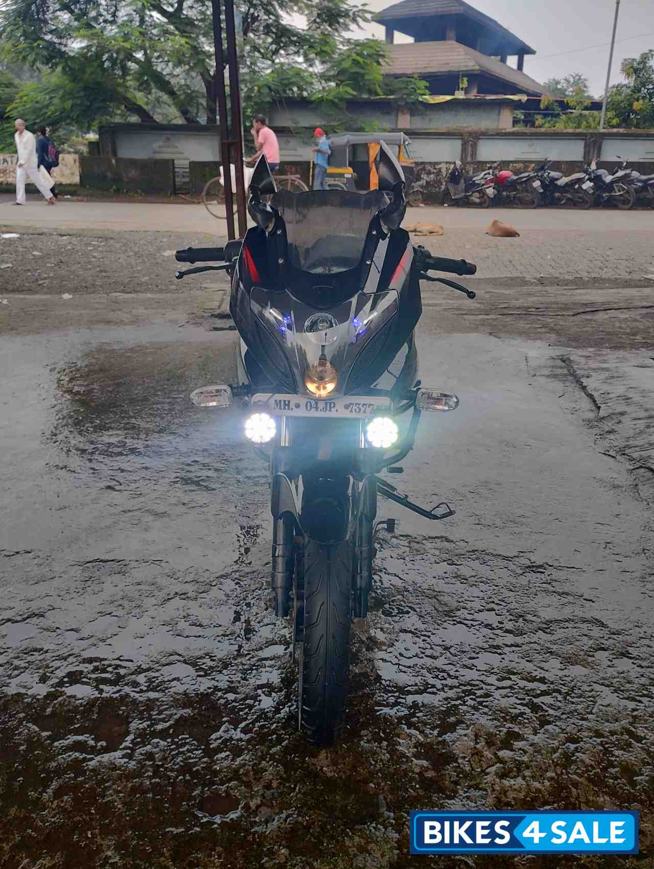 Ebony Black Met Bajaj Pulsar 220F