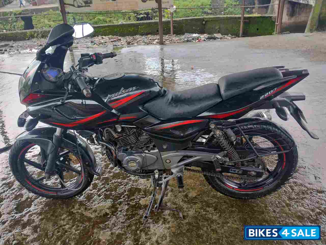 Ebony Black Met Bajaj Pulsar 220F
