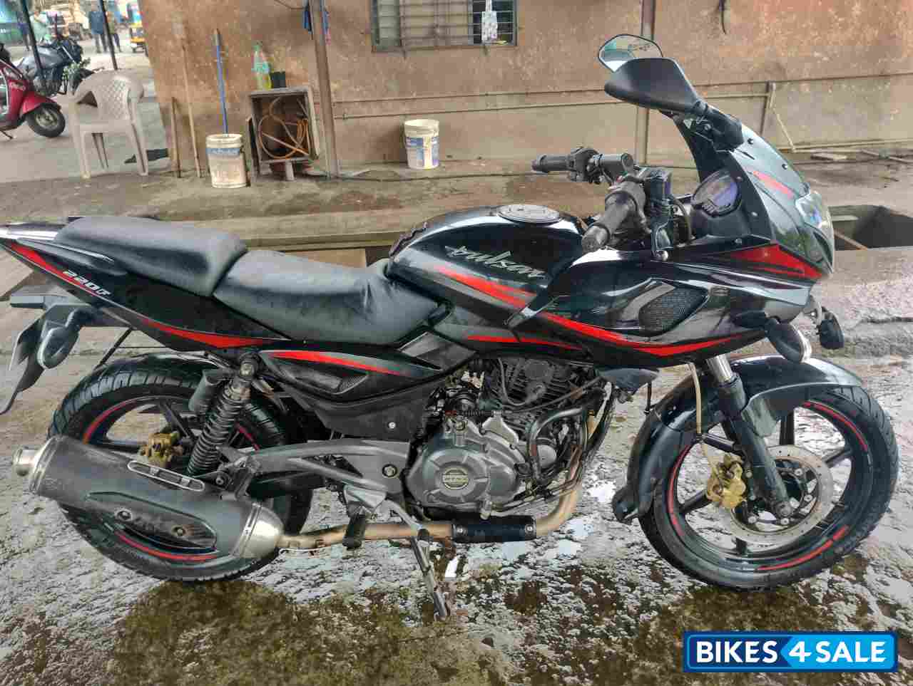 Ebony Black Met Bajaj Pulsar 220F