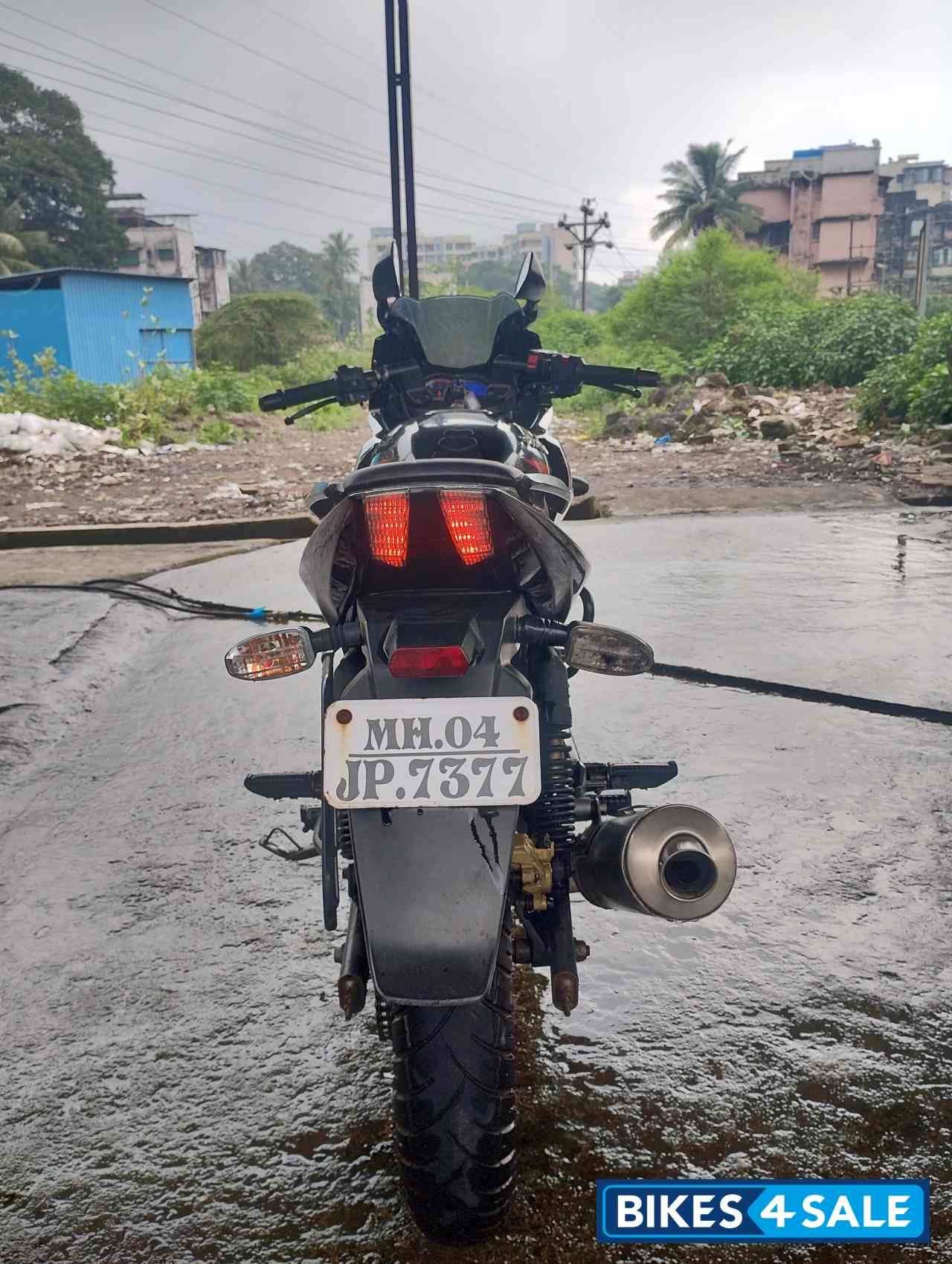 Ebony Black Met Bajaj Pulsar 220F