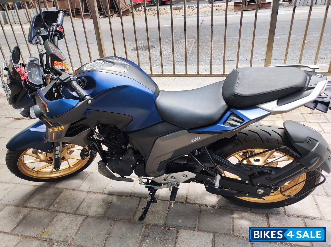 Blue Yamaha FZS 25