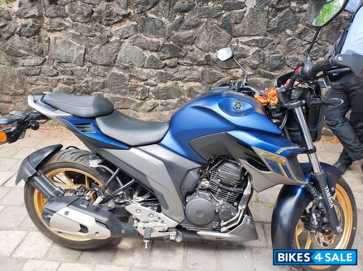 Blue Yamaha FZS 25