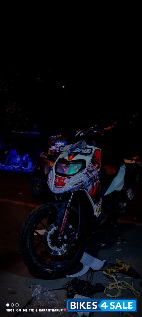 White Aprilia SR 150