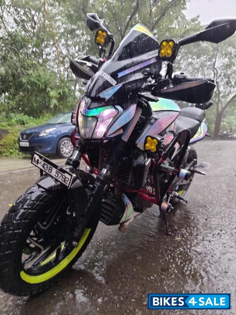 Moonlight White Bajaj Dominar 400