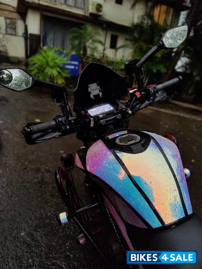 Moonlight White Bajaj Dominar 400