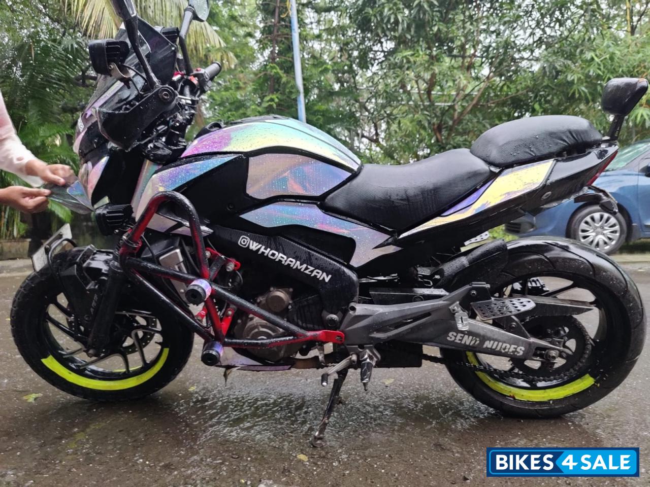 Moonlight White Bajaj Dominar 400