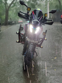 Moonlight White Bajaj Dominar 400
