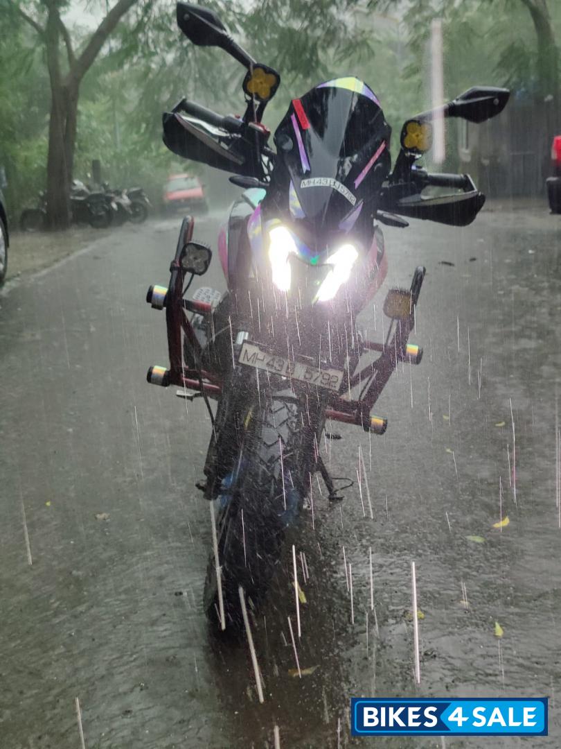 Moonlight White Bajaj Dominar 400