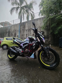Moonlight White Bajaj Dominar 400