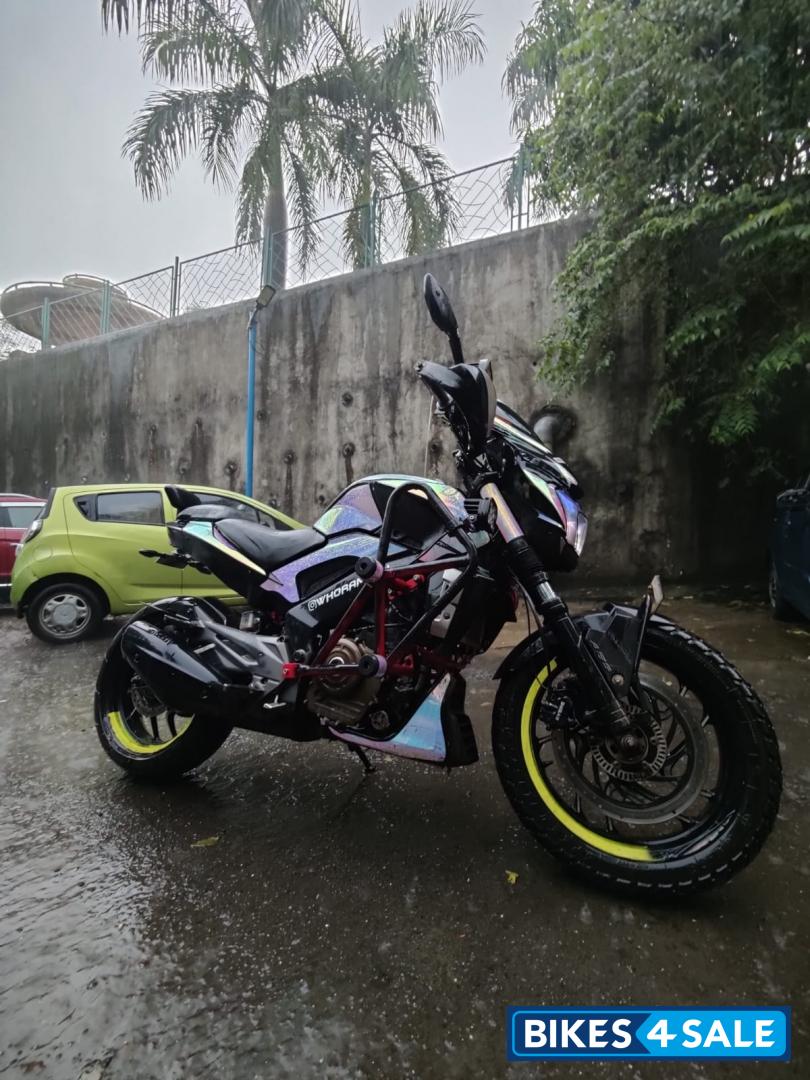 Moonlight White Bajaj Dominar 400