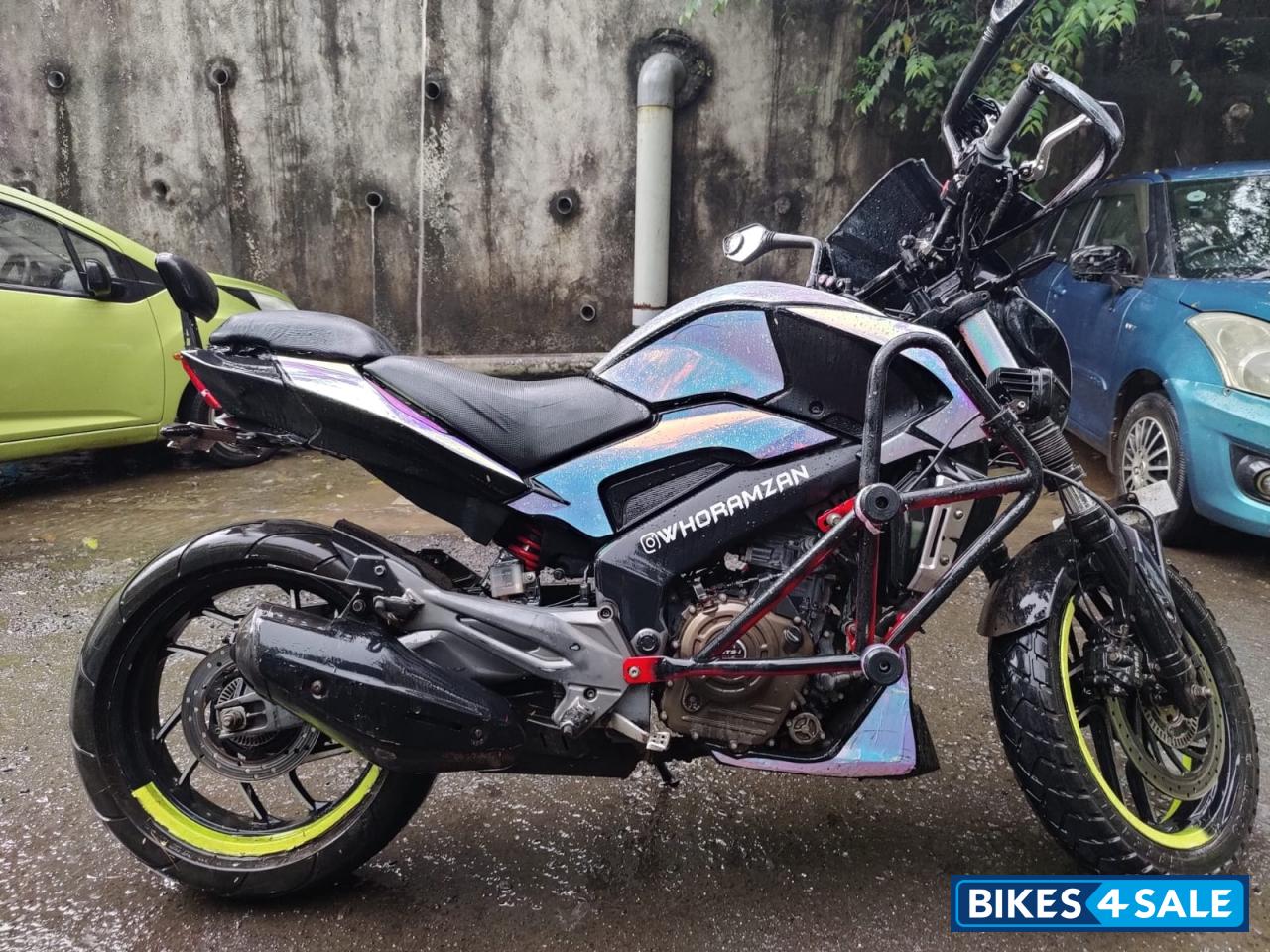 Moonlight White Bajaj Dominar 400