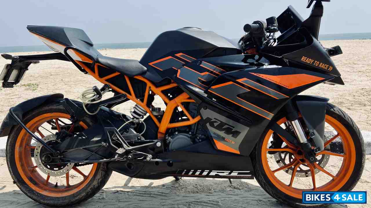 Black KTM RC 200