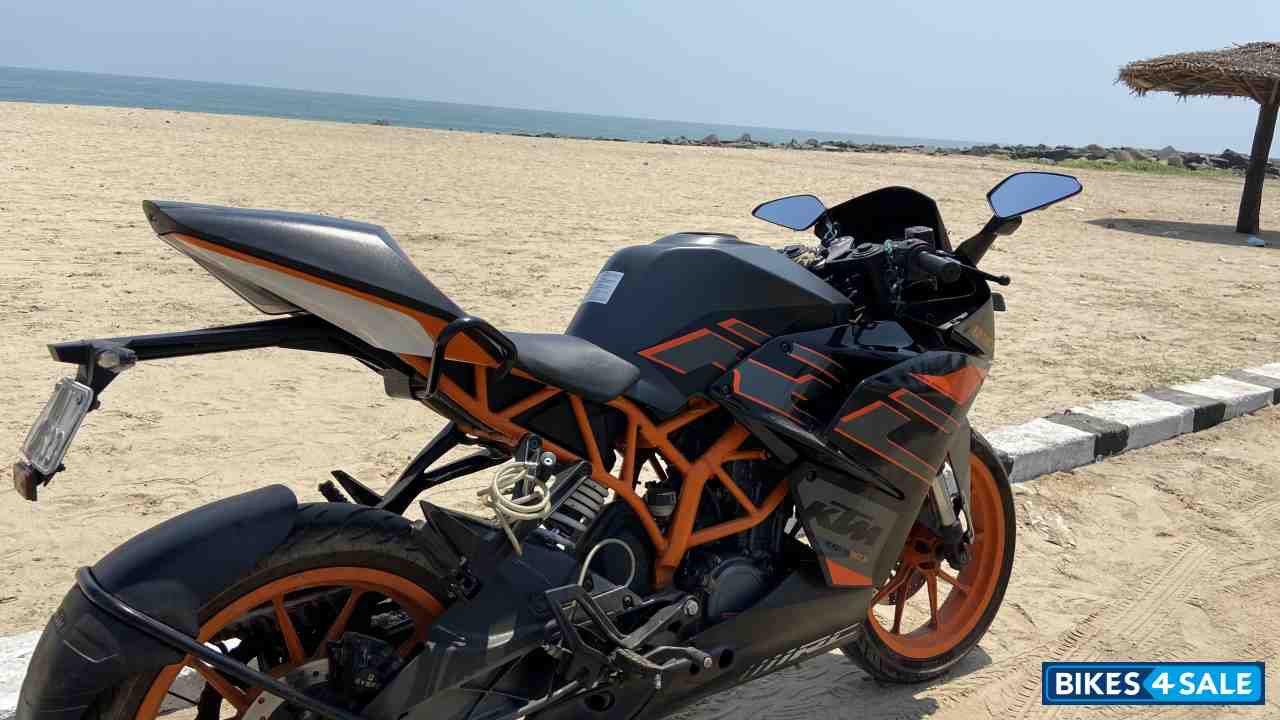 Black KTM RC 200