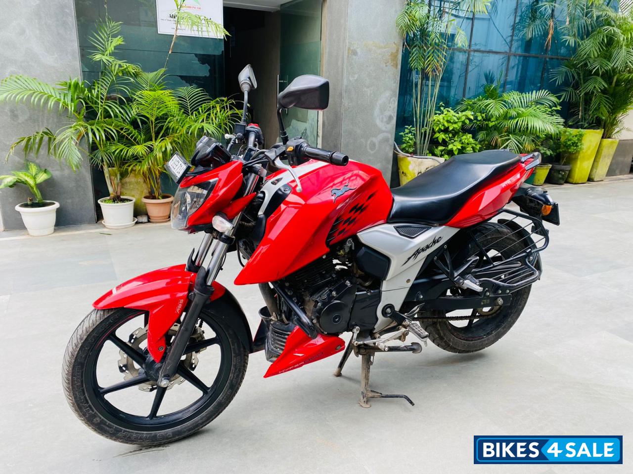 Red TVS Apache RTR 160 4V