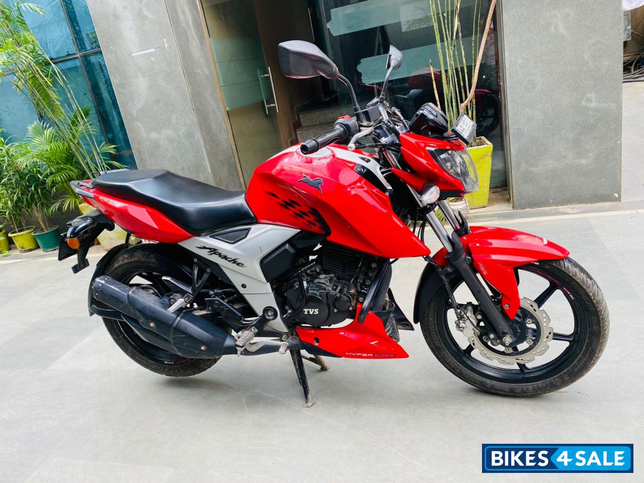 Red TVS Apache RTR 160 4V