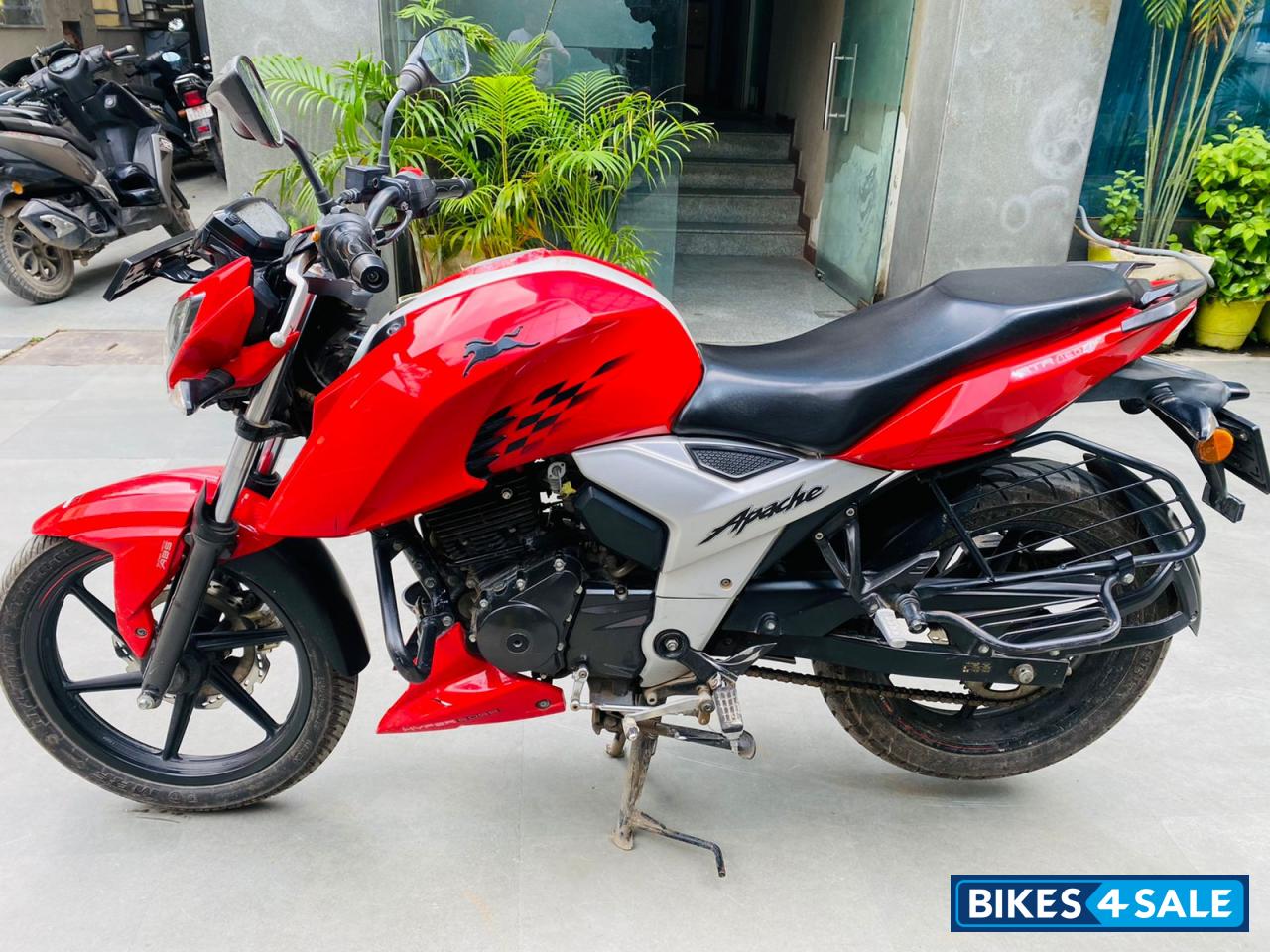 Red TVS Apache RTR 160 4V