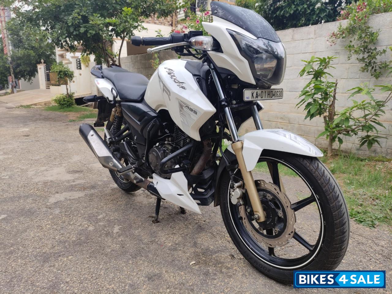 White TVS Apache RTR 180 ABS