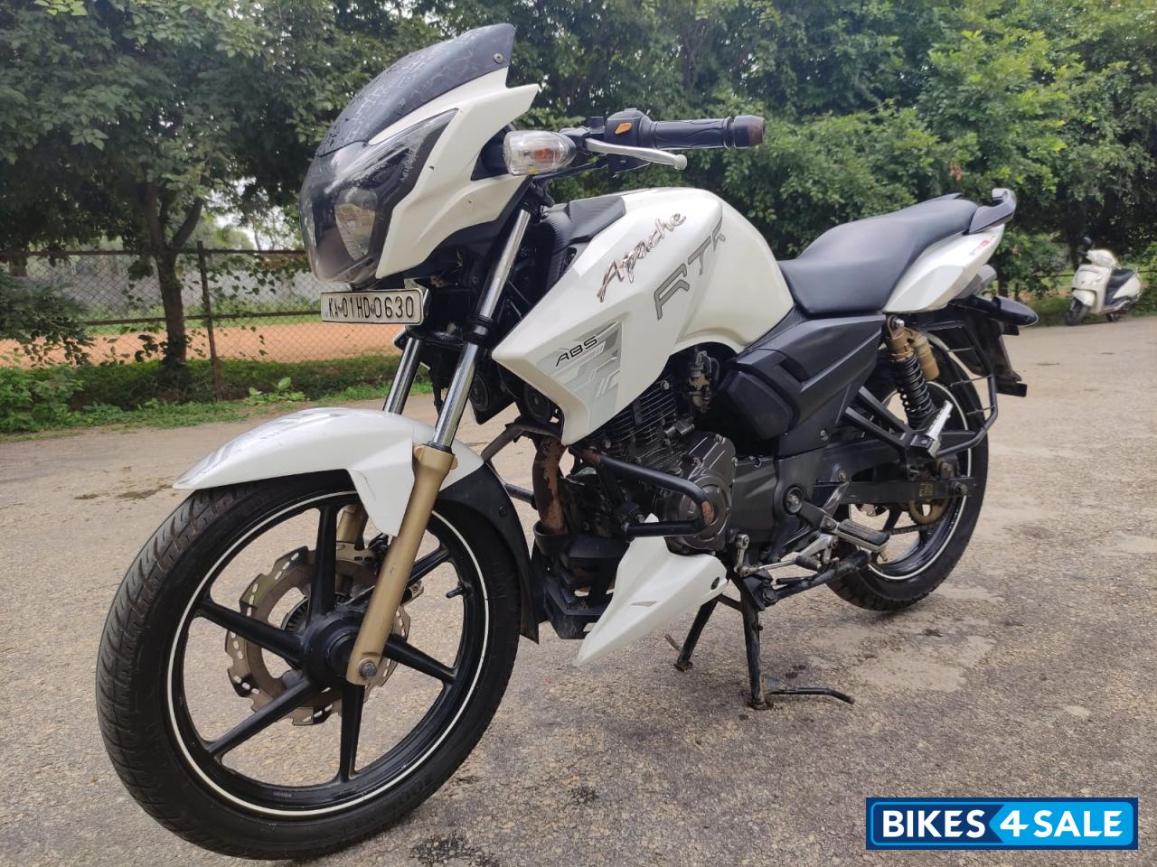 White TVS Apache RTR 180 ABS
