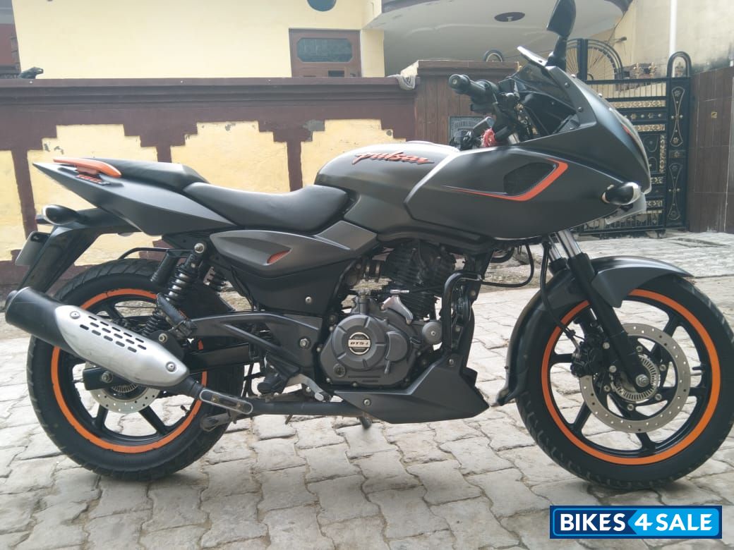 Bajaj Pulsar 180F Neon