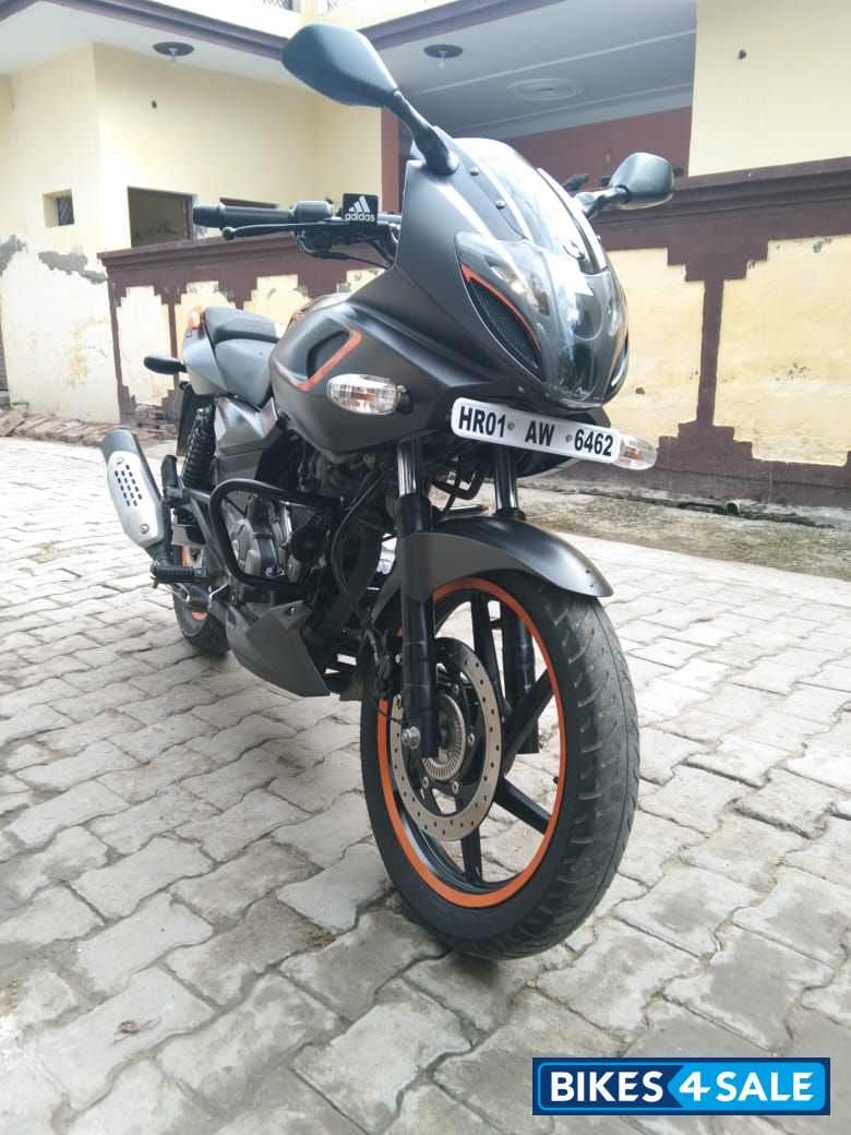 Bajaj Pulsar 180F Neon