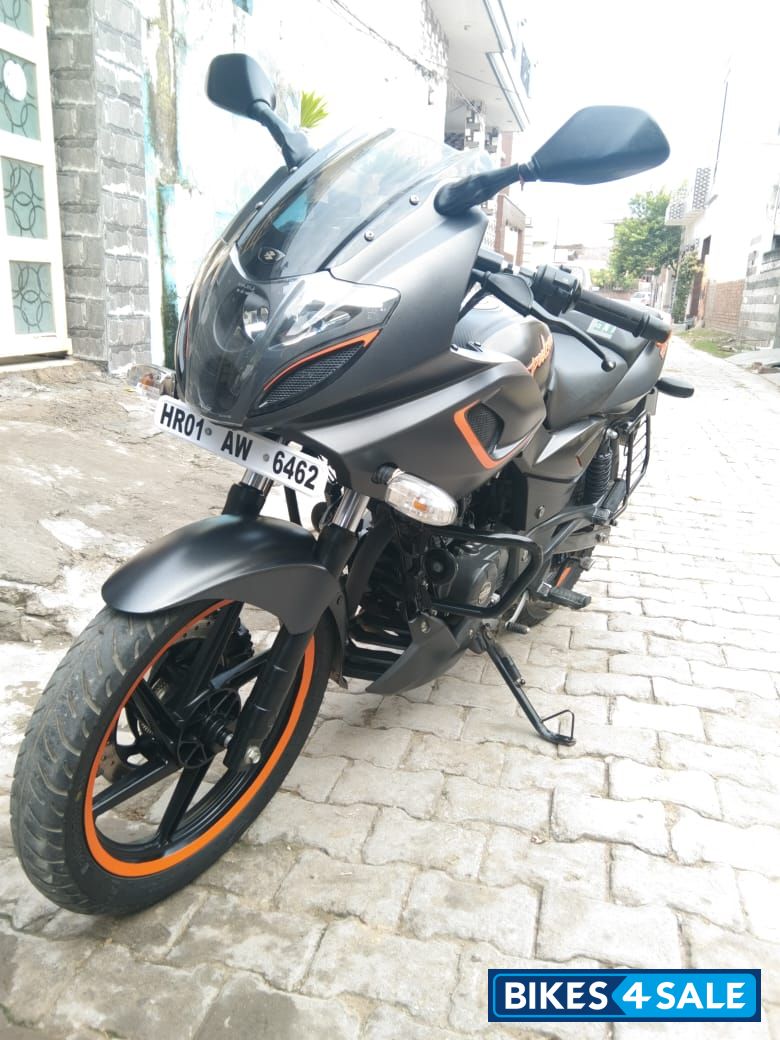 Bajaj Pulsar 180F Neon
