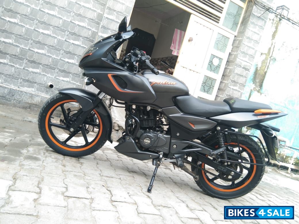 Bajaj Pulsar 180F Neon