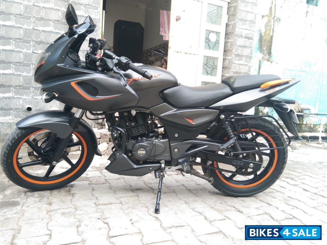 Bajaj Pulsar 180F Neon