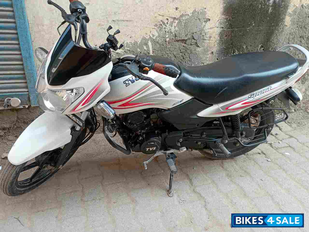 White TVS Sport BS6