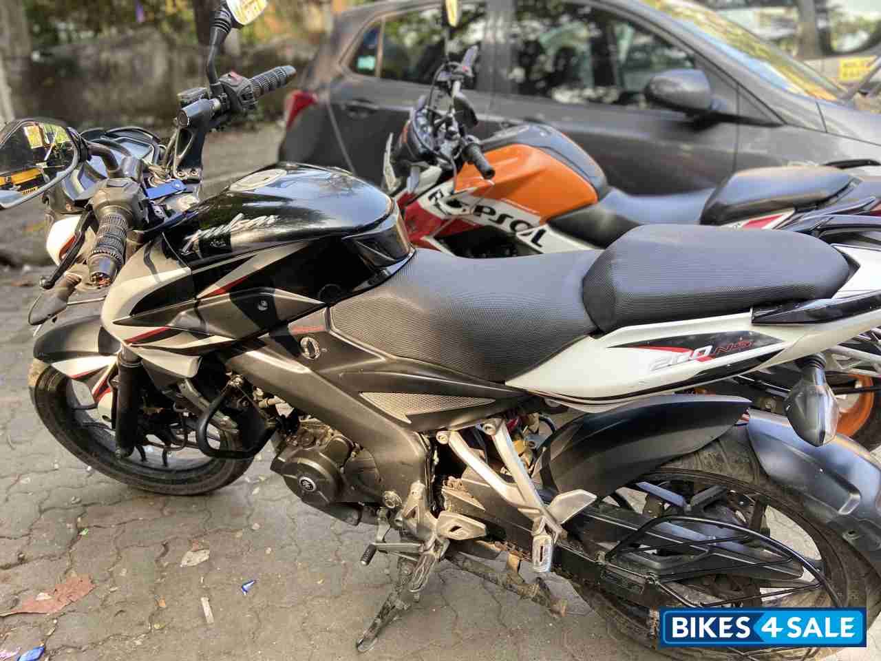 White Bajaj Pulsar 200 NS