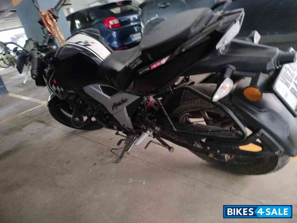 Black White TVS Apache RTR 160 4V BS6