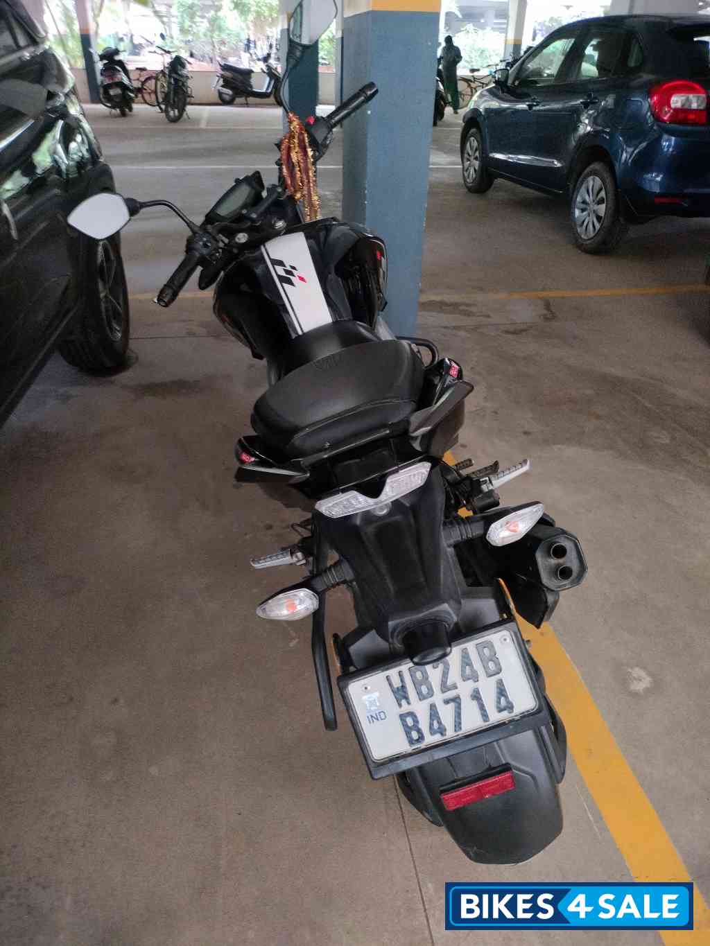 Black White TVS Apache RTR 160 4V BS6