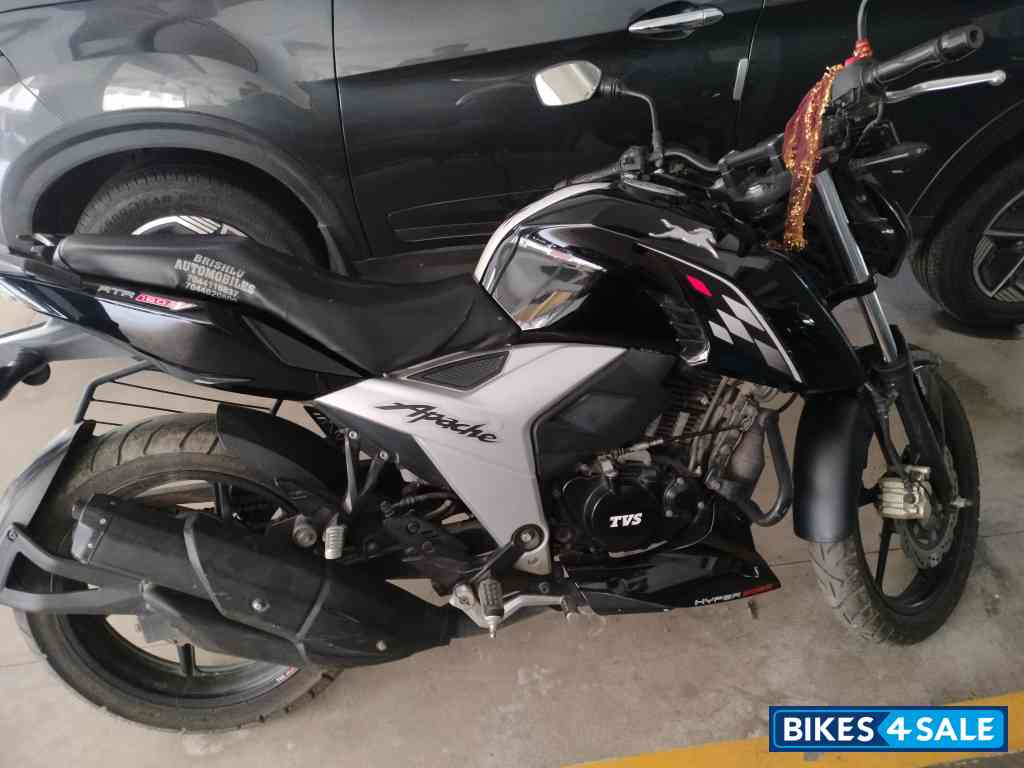 Black White TVS Apache RTR 160 4V BS6