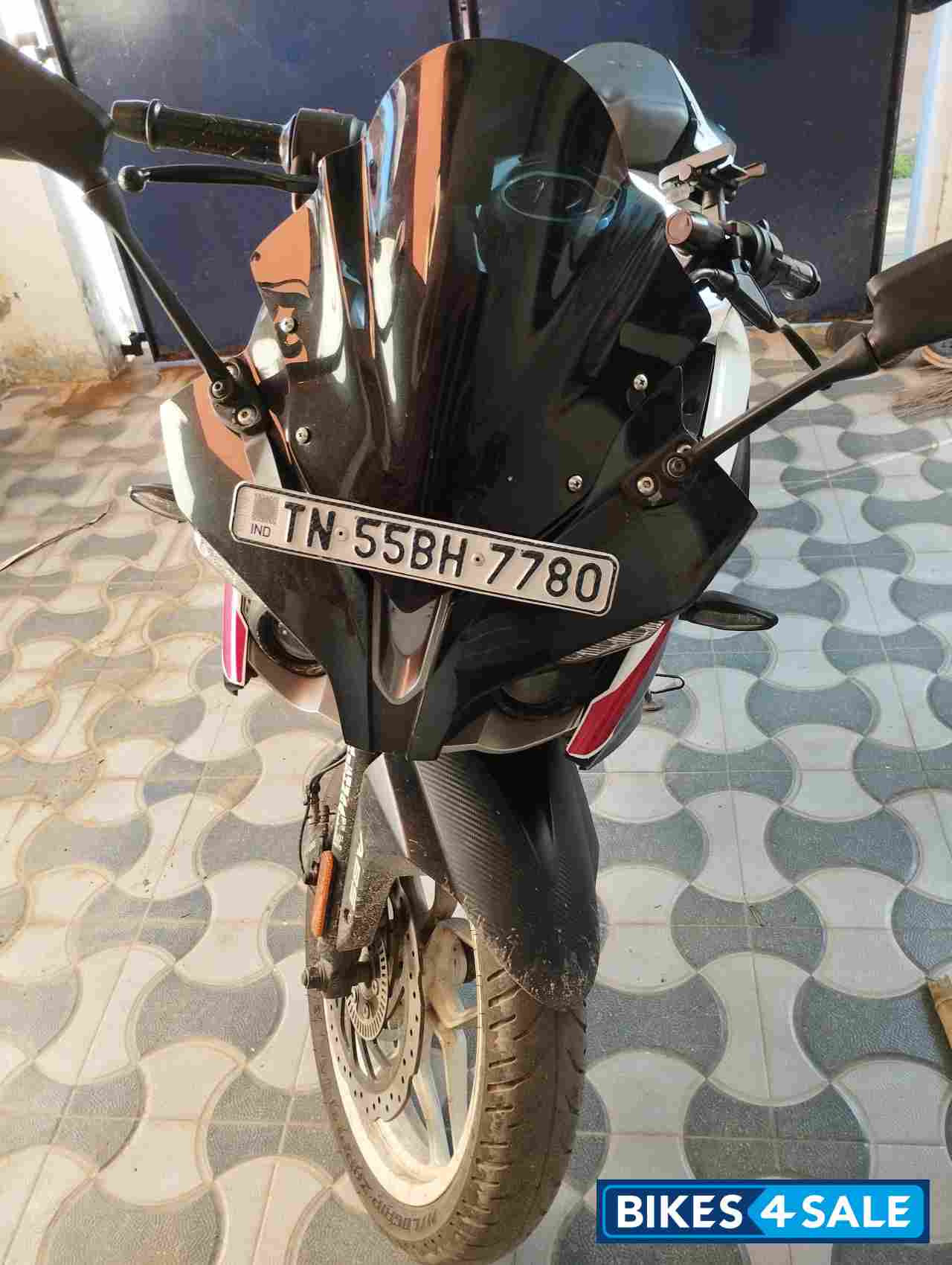 White Bajaj Pulsar RS 200 BS6
